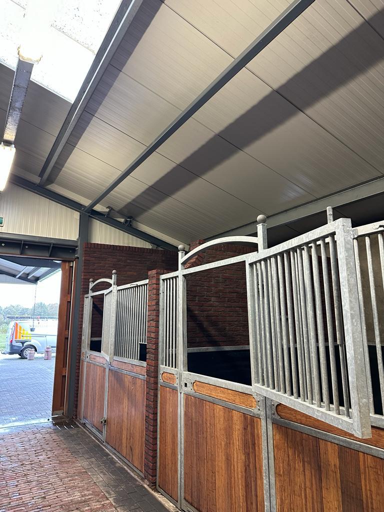 paardenstal geschilderd