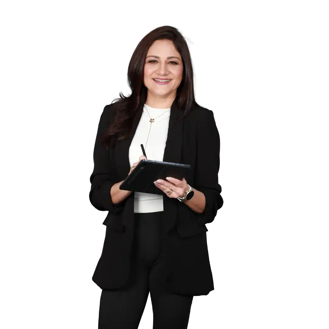 María Fernanda Castro revisando una estrategia de venta de propiedad en Florida Central.