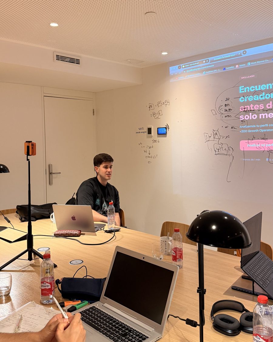 Sesi&oacute;n de trabajo. Revisando con el equipo el mapa de captaci&oacute;n de creadores.