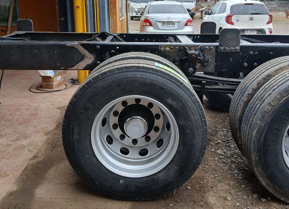 Instalación de tercer eje en camión — Equipos Record