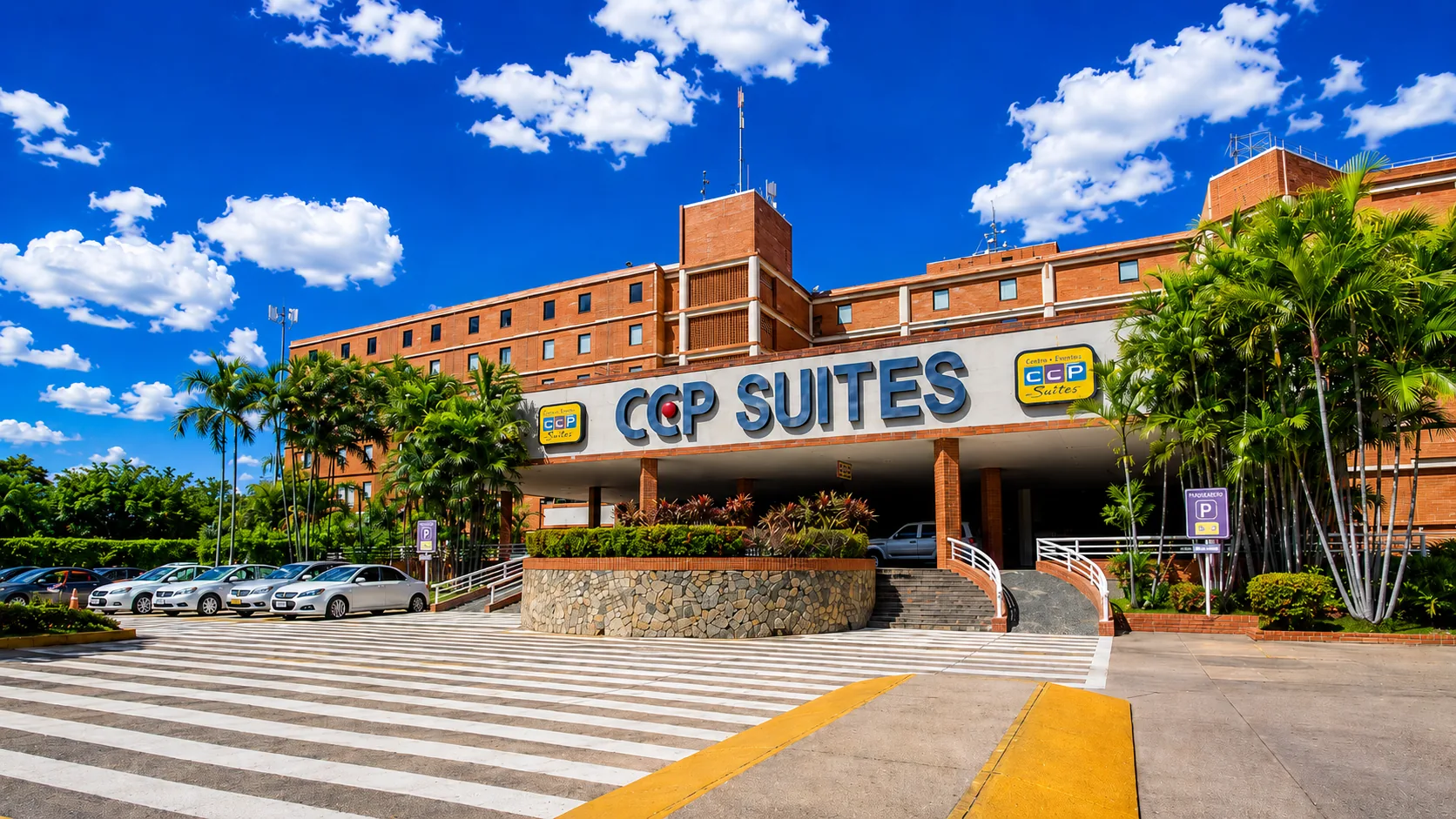 Fachada del Gran Hotel CCP Suites dentro de Ciudad Comercial Petroriente en Maturín