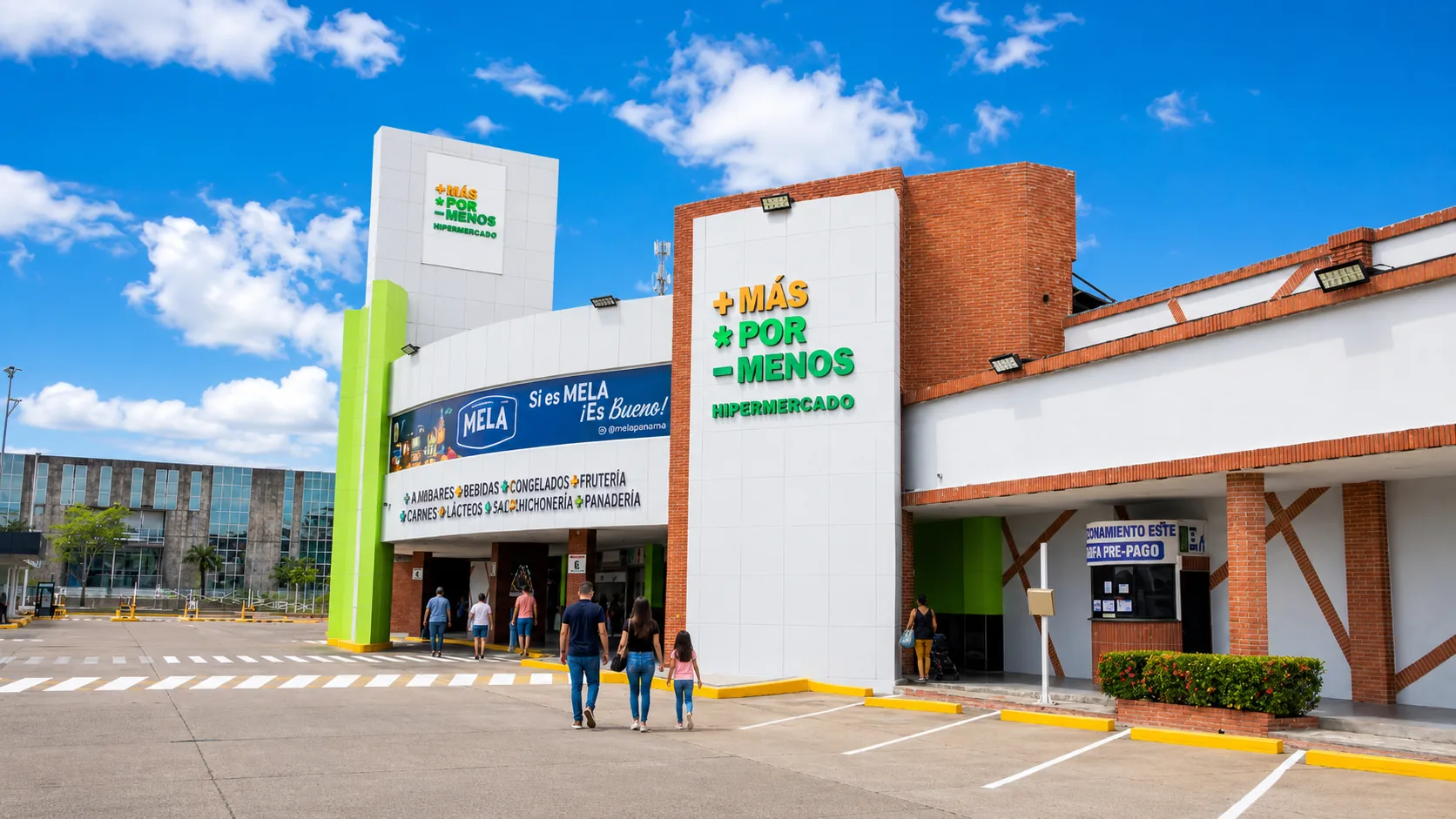 Entrada del hipermercado de Ciudad Comercial Petroriente, con estacionamiento al frente