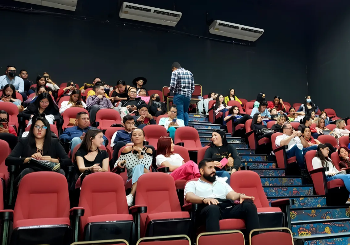 Sala de cine de Ceiudad Comercial Petroriente en Maturín, con público durante una función