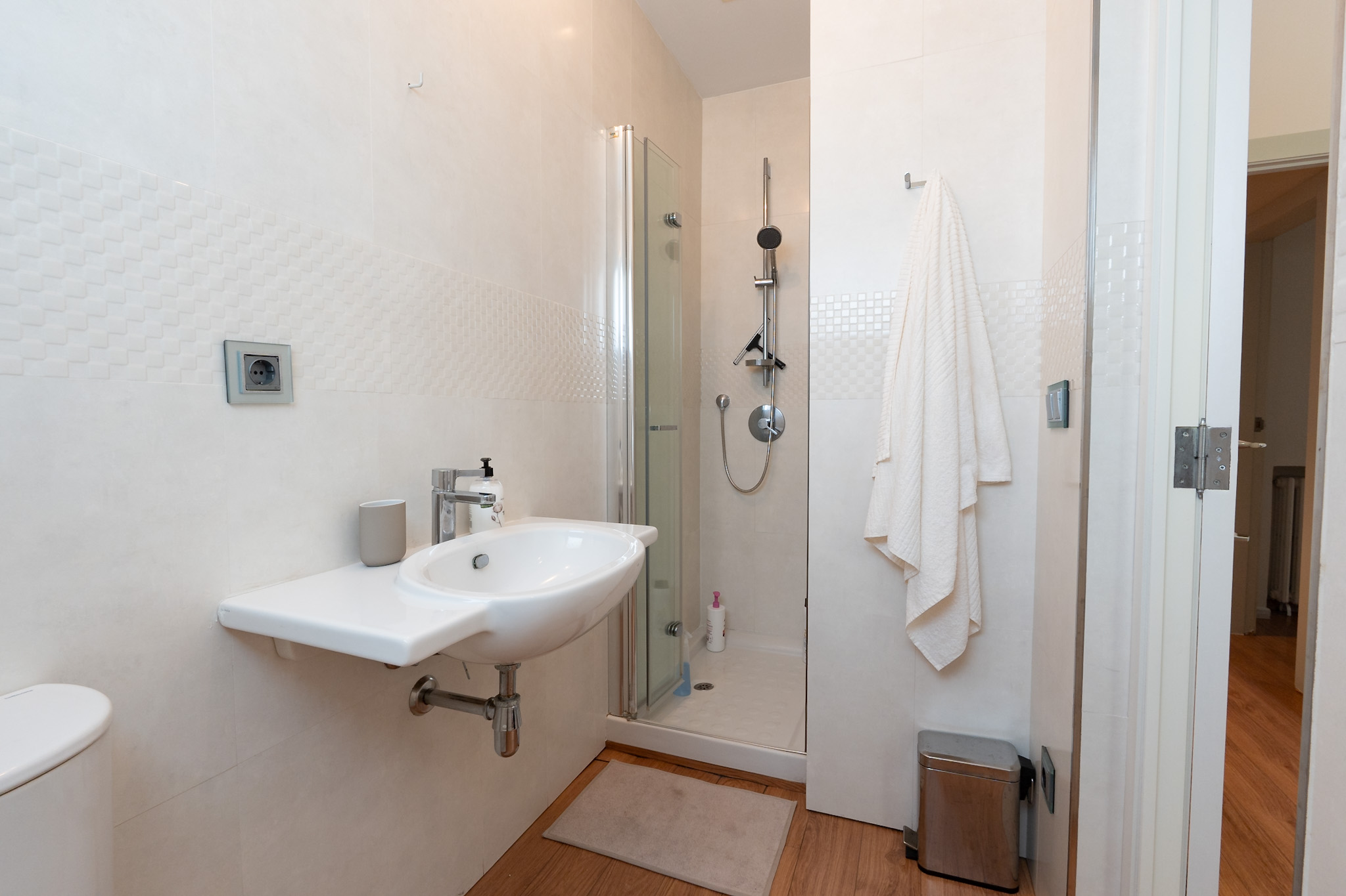 Wimbledon Medium Room — Ensuite Bathroom at Edom Coliving Valencia — photo 3