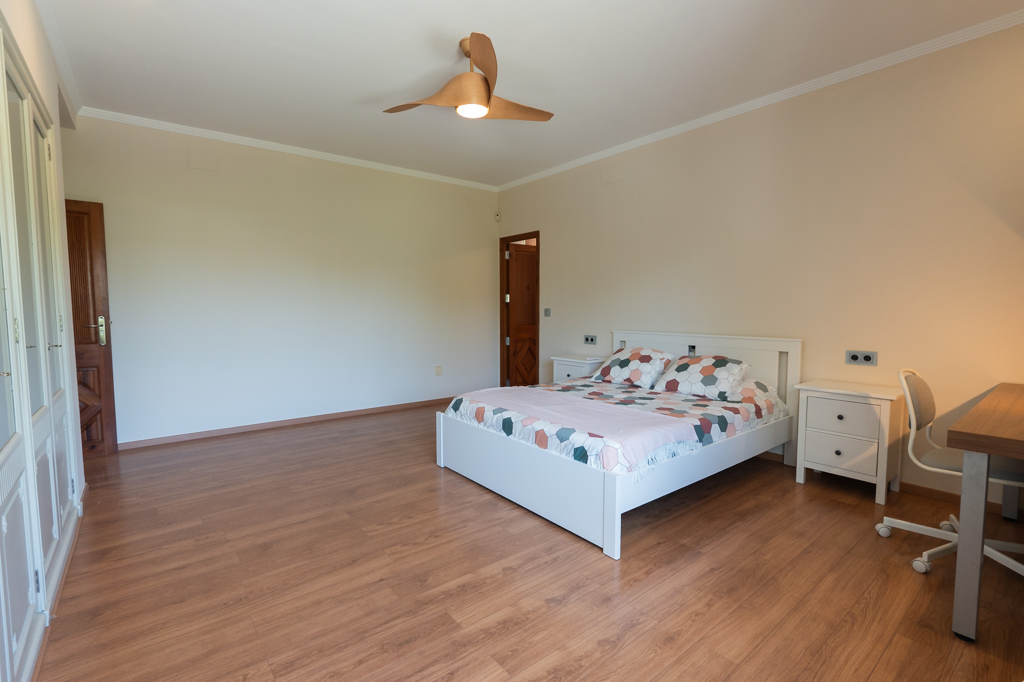 Oakwood XL Room — Ensuite Bathroom at Edom Coliving Valencia — photo 2