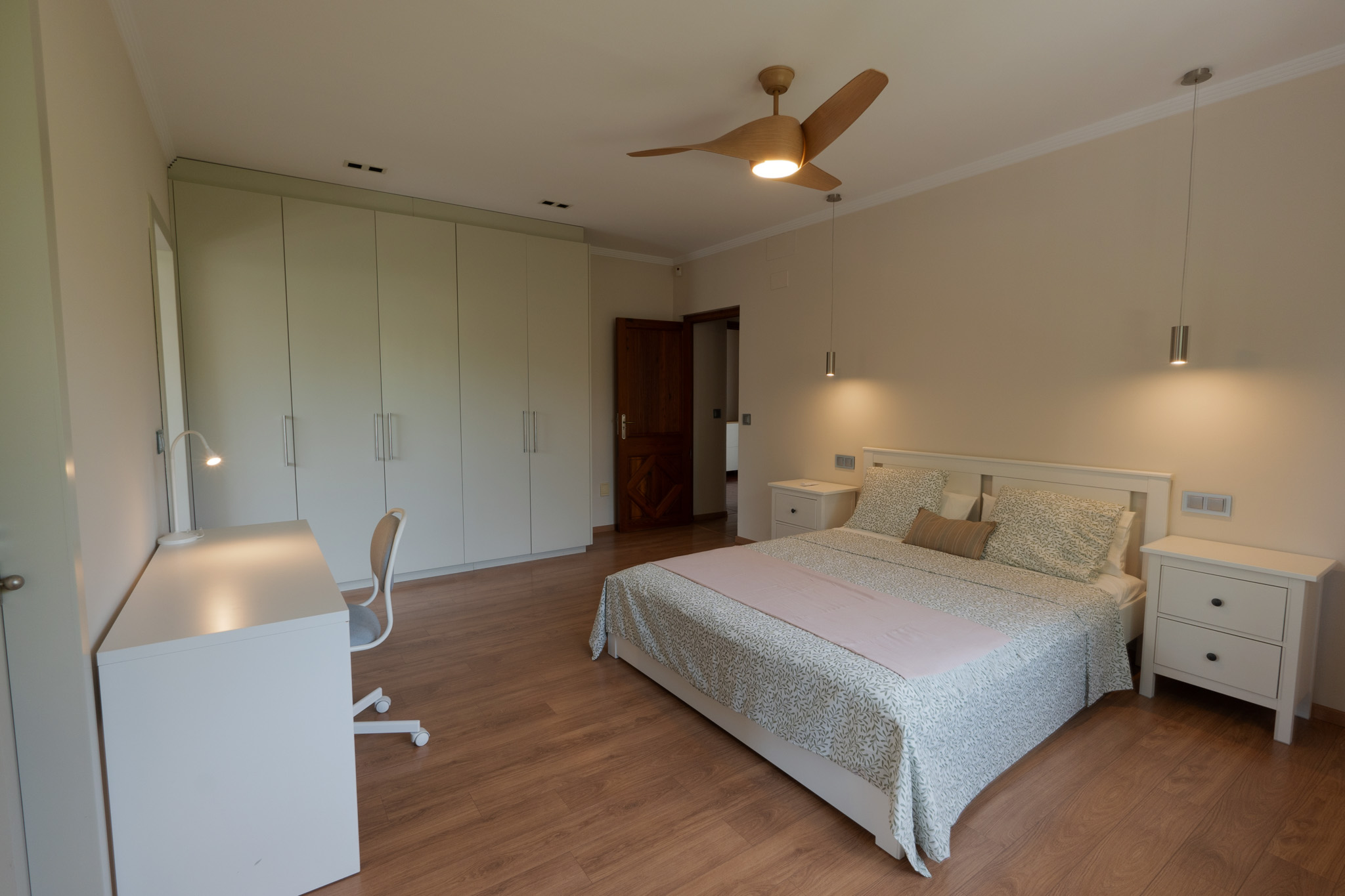 Kingston XL ensuite room at Edom Coliving Valencia