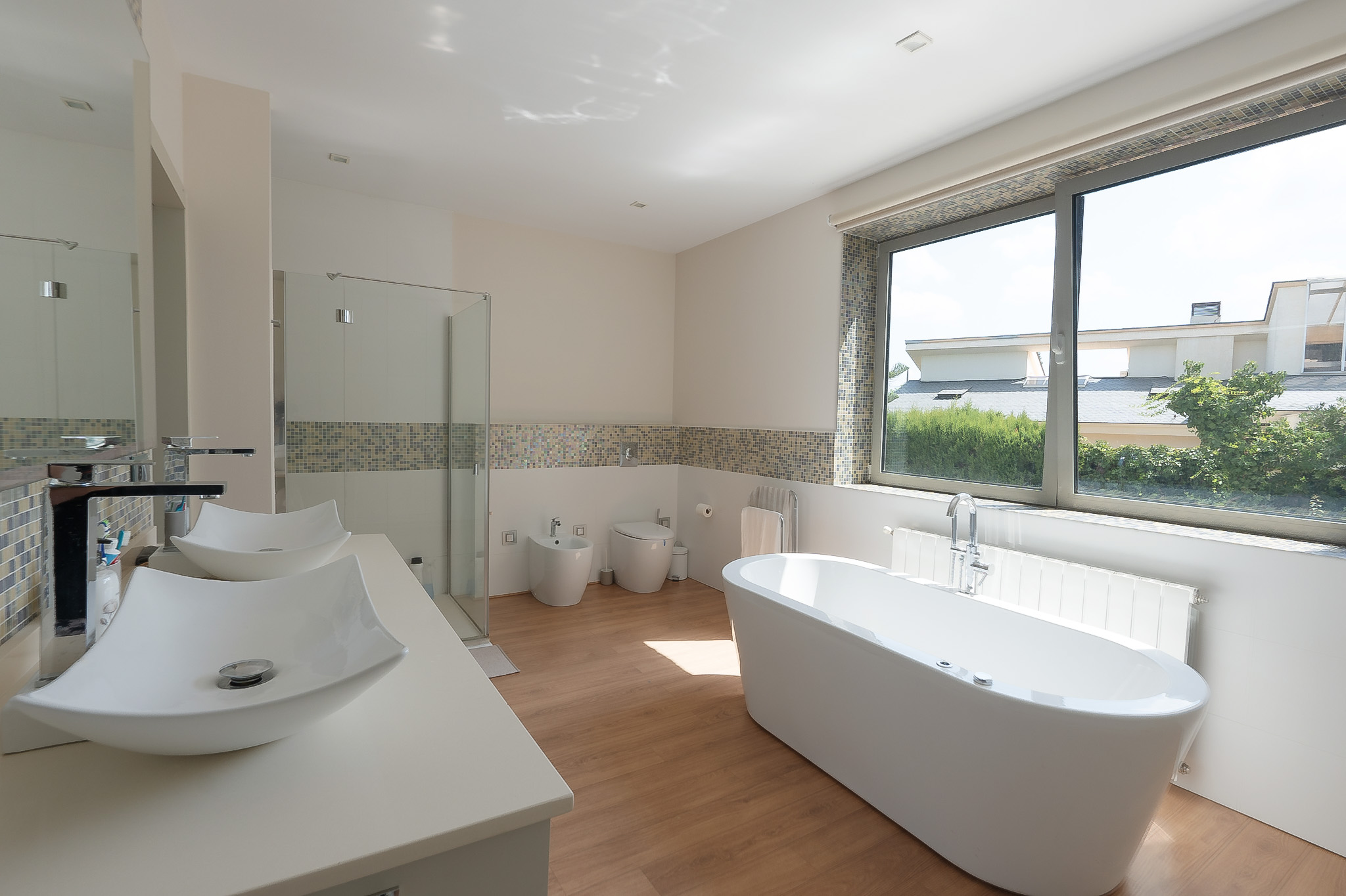 Kingston XL Room — Ensuite Bathroom at Edom Coliving Valencia — photo 2