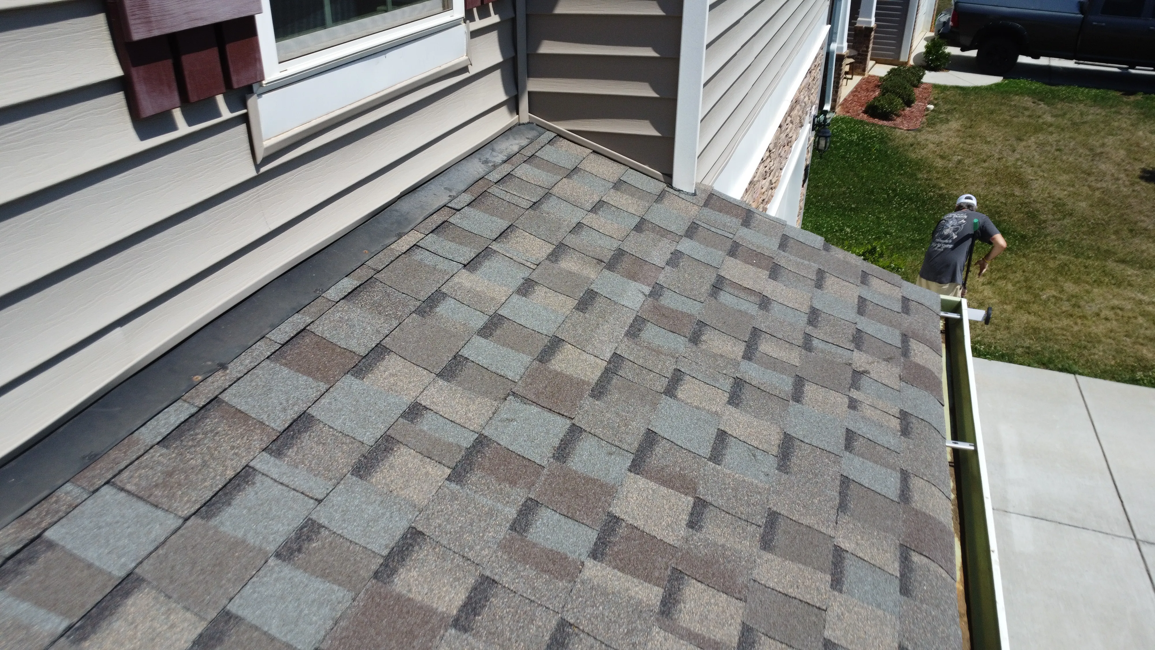 Durable asphalt roofing system
