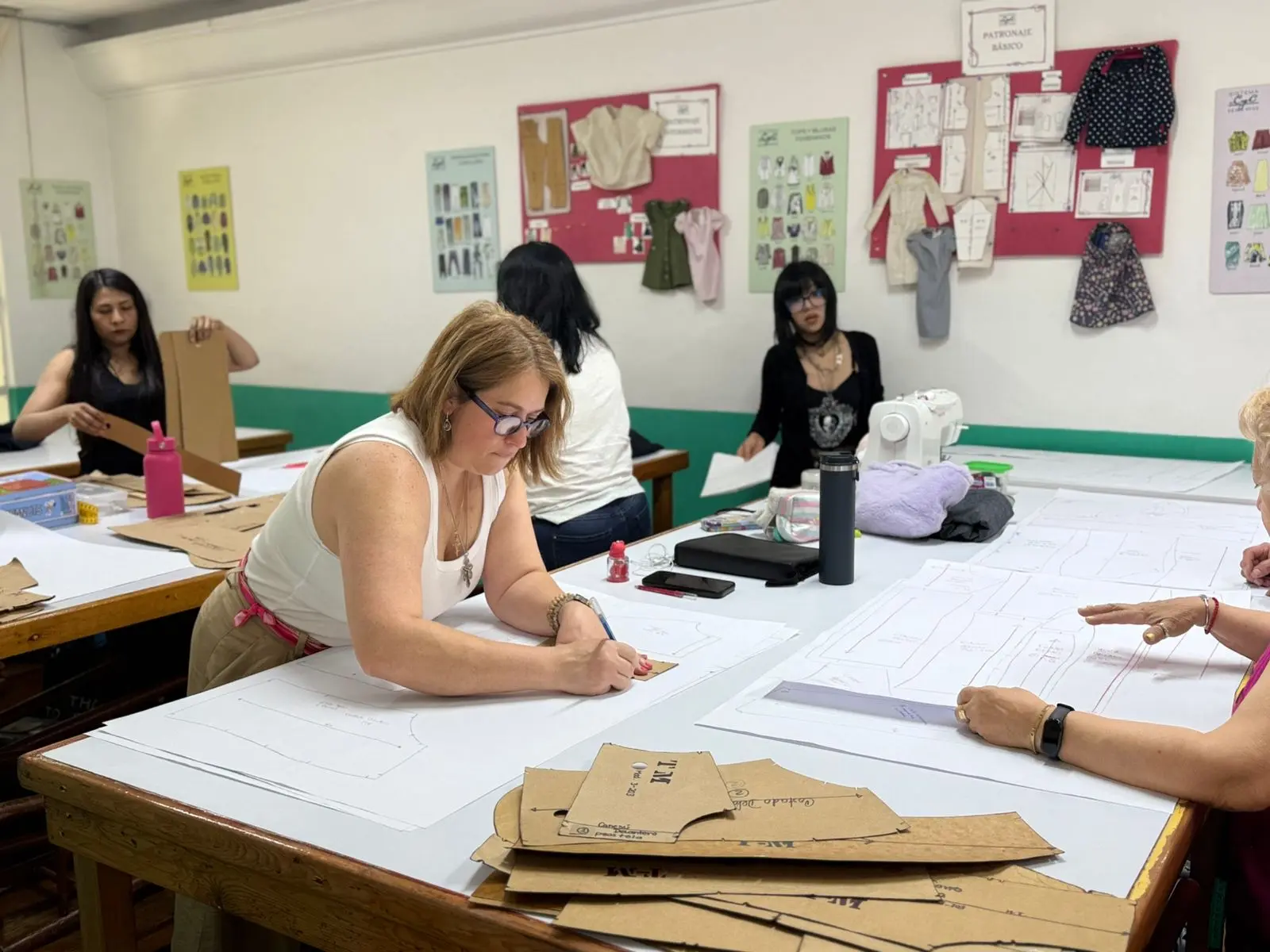 Estudiantes trabajando en mesa de corte en el Curso Técnicas de Confección I