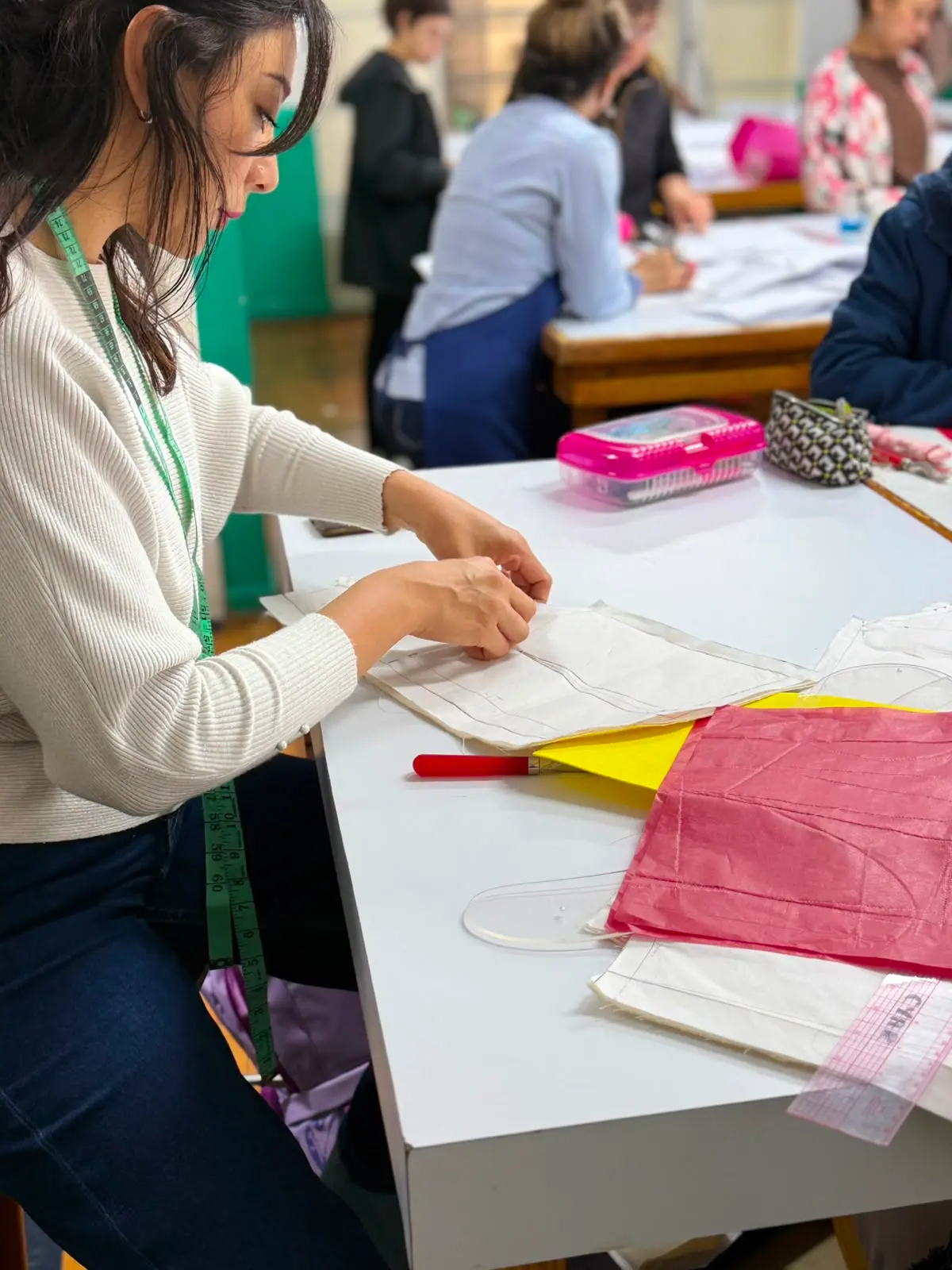 Alumna realizando trazos de patrones de papel en clase muestra de inducción