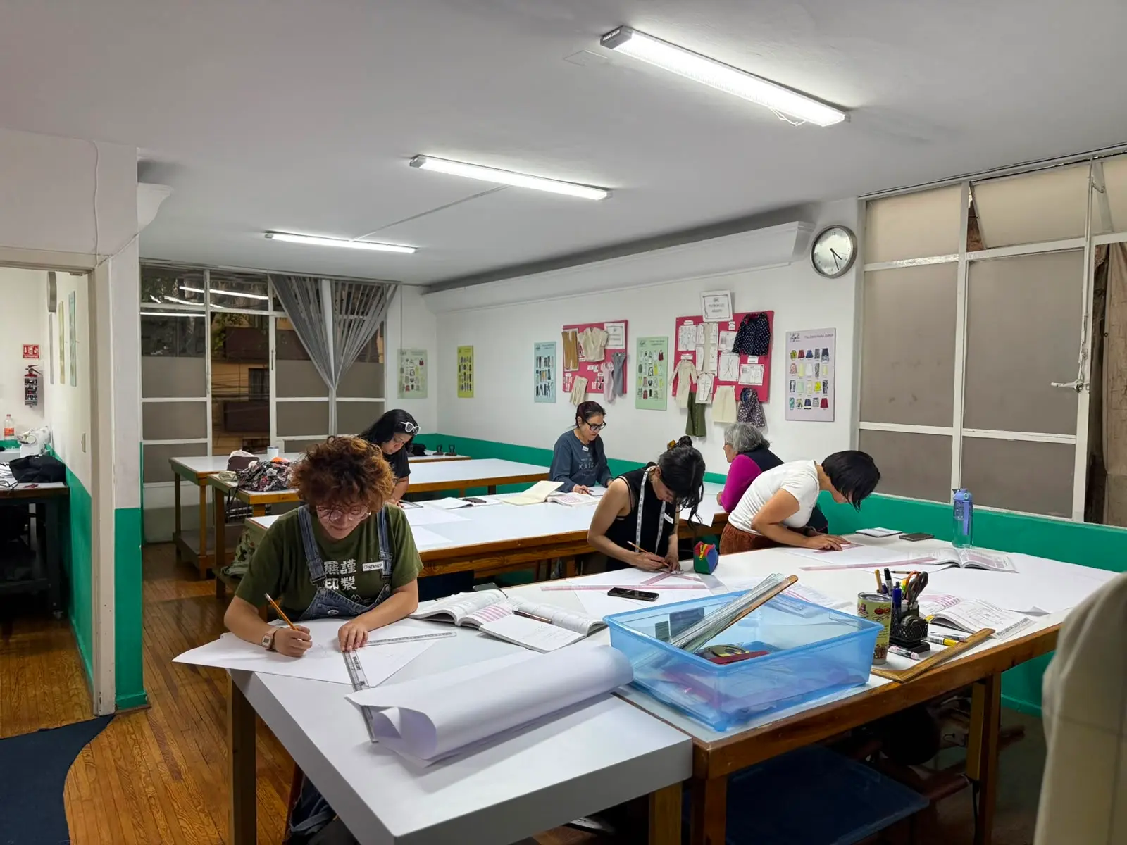 Grupo de estudiantes en aula taller practicando en los cursos más solicitados de Sistema CyC