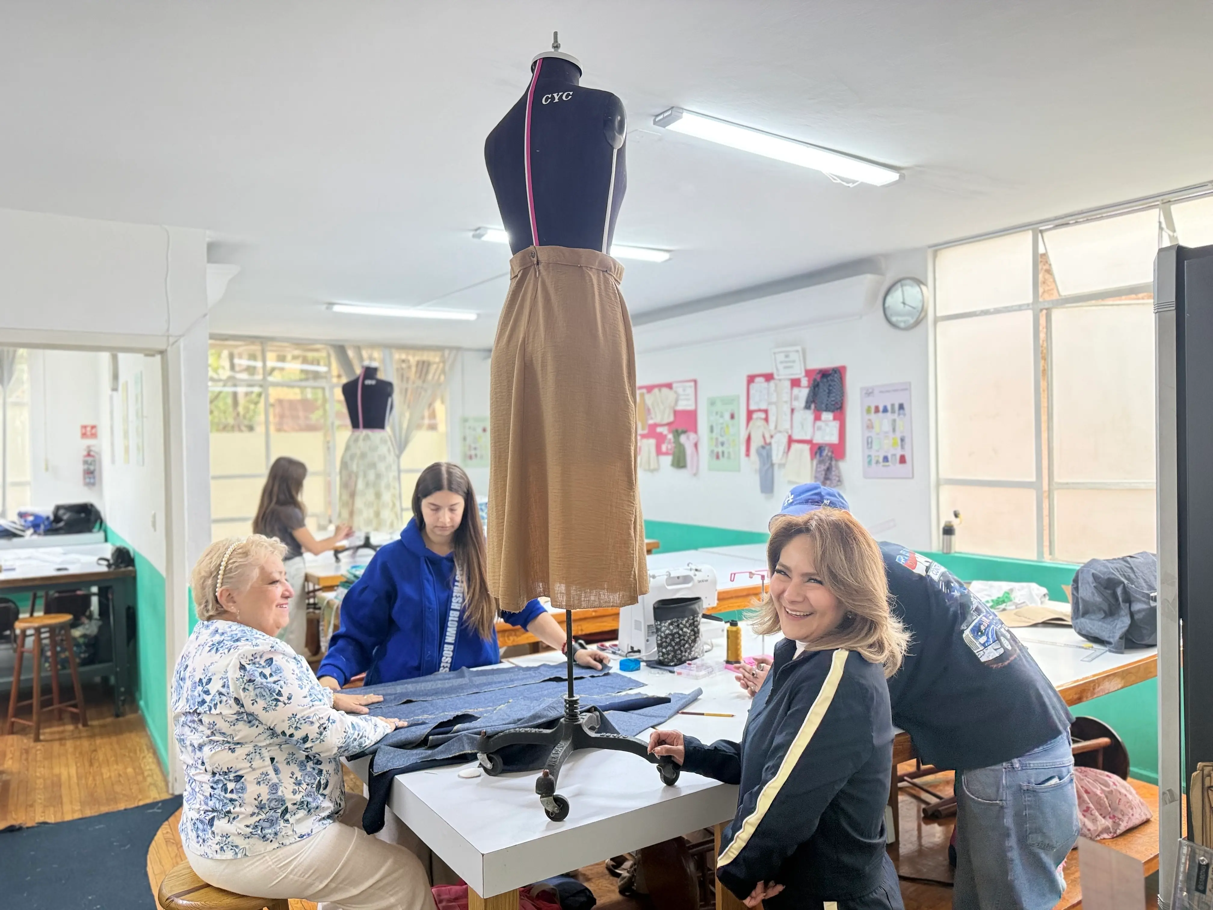 Alumnas en clase de patronaje Sistema CyC