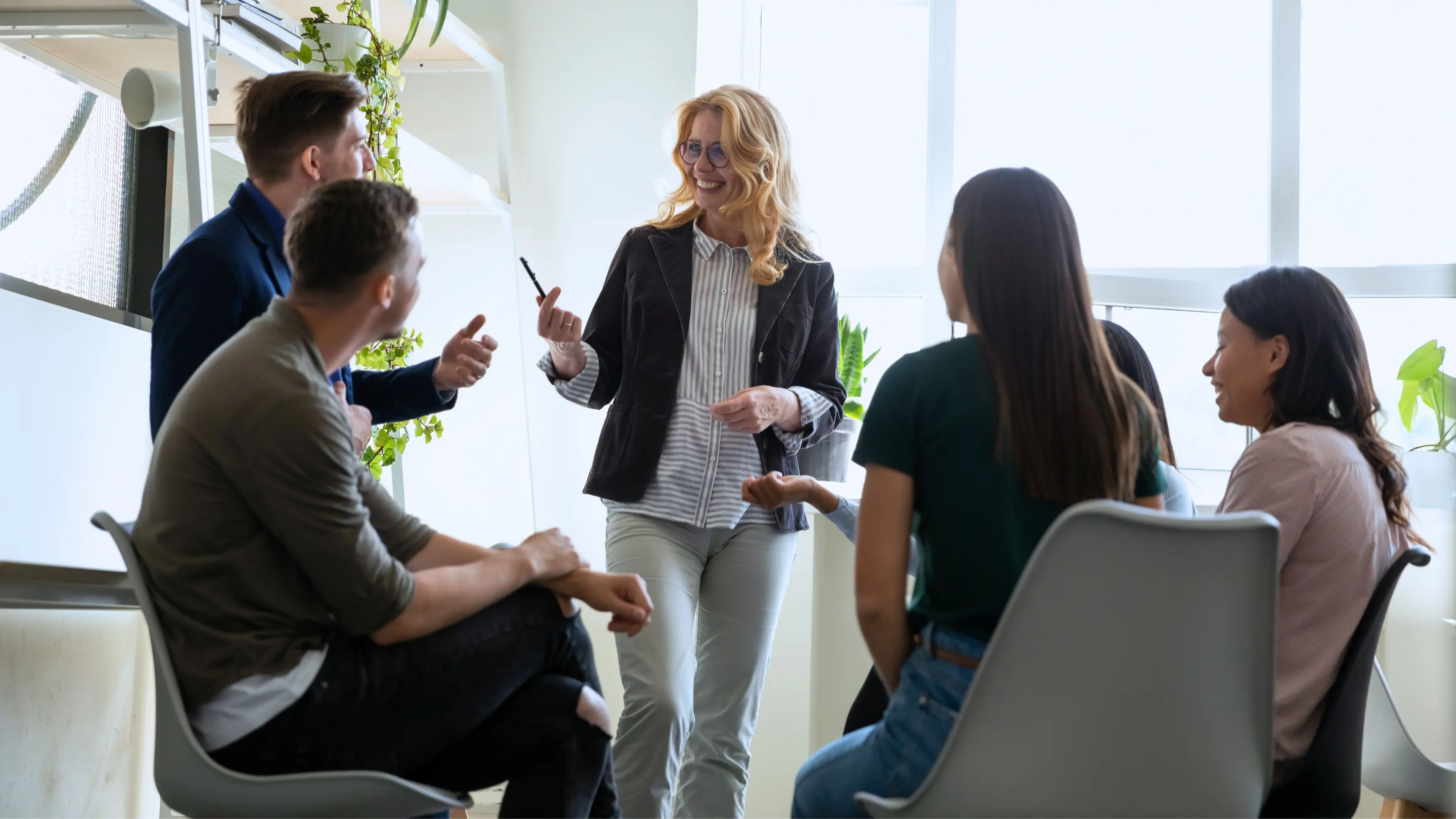 Équipe en réunion collaborative en entreprise