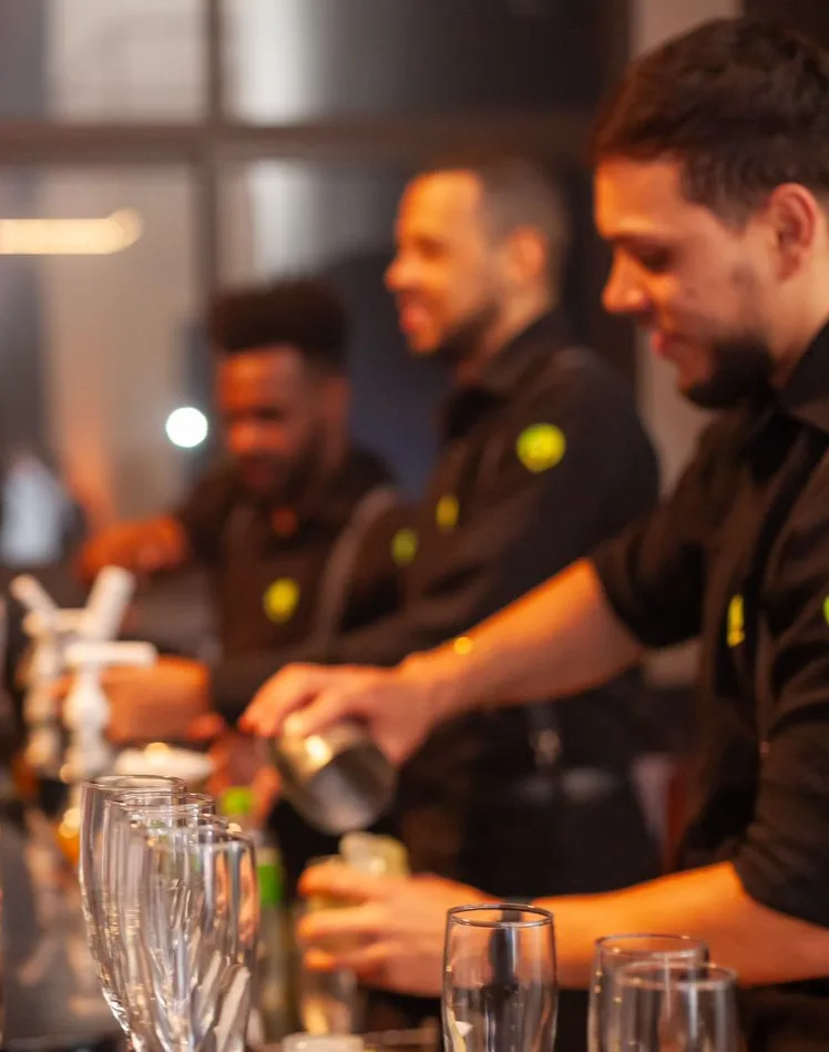 Equipe MOOVE preparando e servindo drinks no balcão