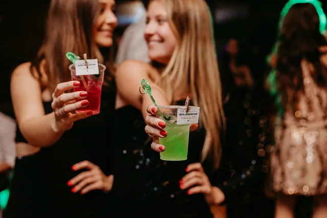 Convidadas brindam com drinks e tags personalizadas da MOOVE