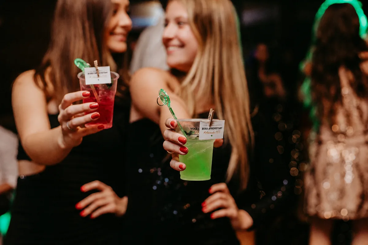 Amigas brindam com drinks MOOVE durante a festa