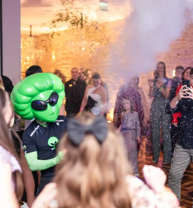 Personagem da MOOVE anima uma festa com noiva e convidados