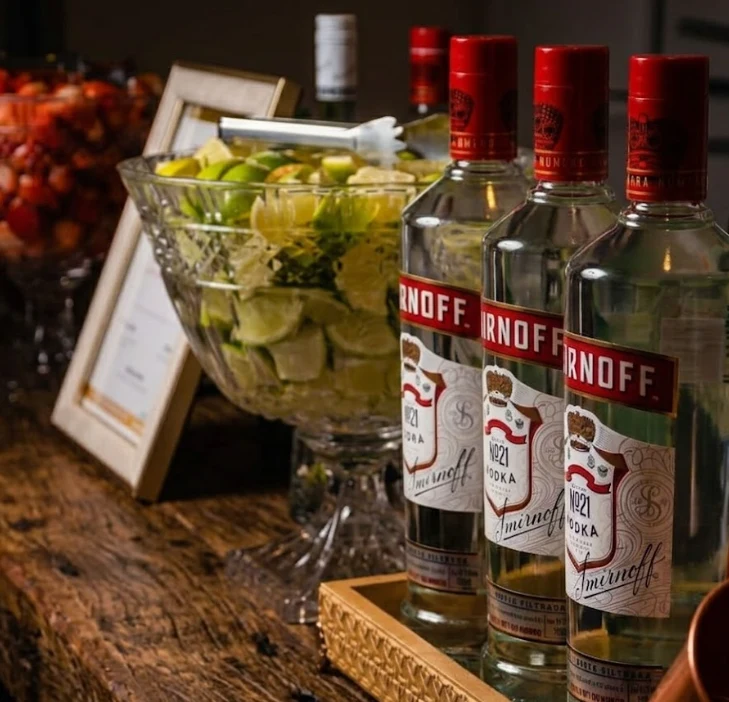 Bebidas, frutas frescas e taças organizadas no bar da MOOVE