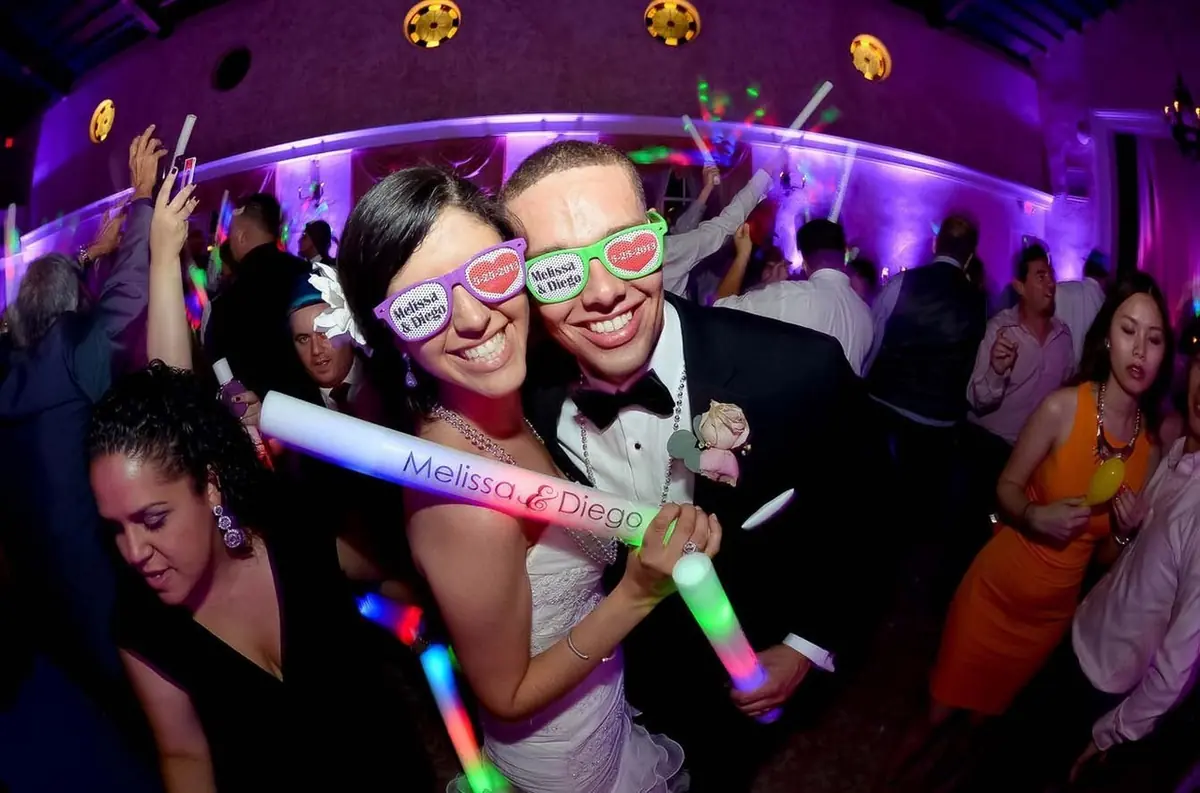Noivos celebram com óculos personalizados e bastões luminosos MOOVE na pista