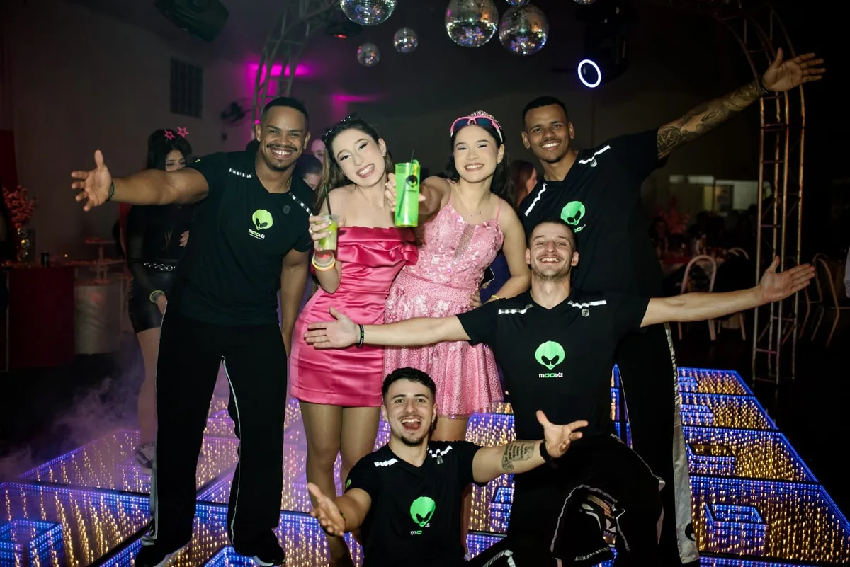 Duas convidadas de rosa com integrantes da equipe MOOVE na pista Duas convidadas de rosa com integrantes da equipe MOOVE na pista
