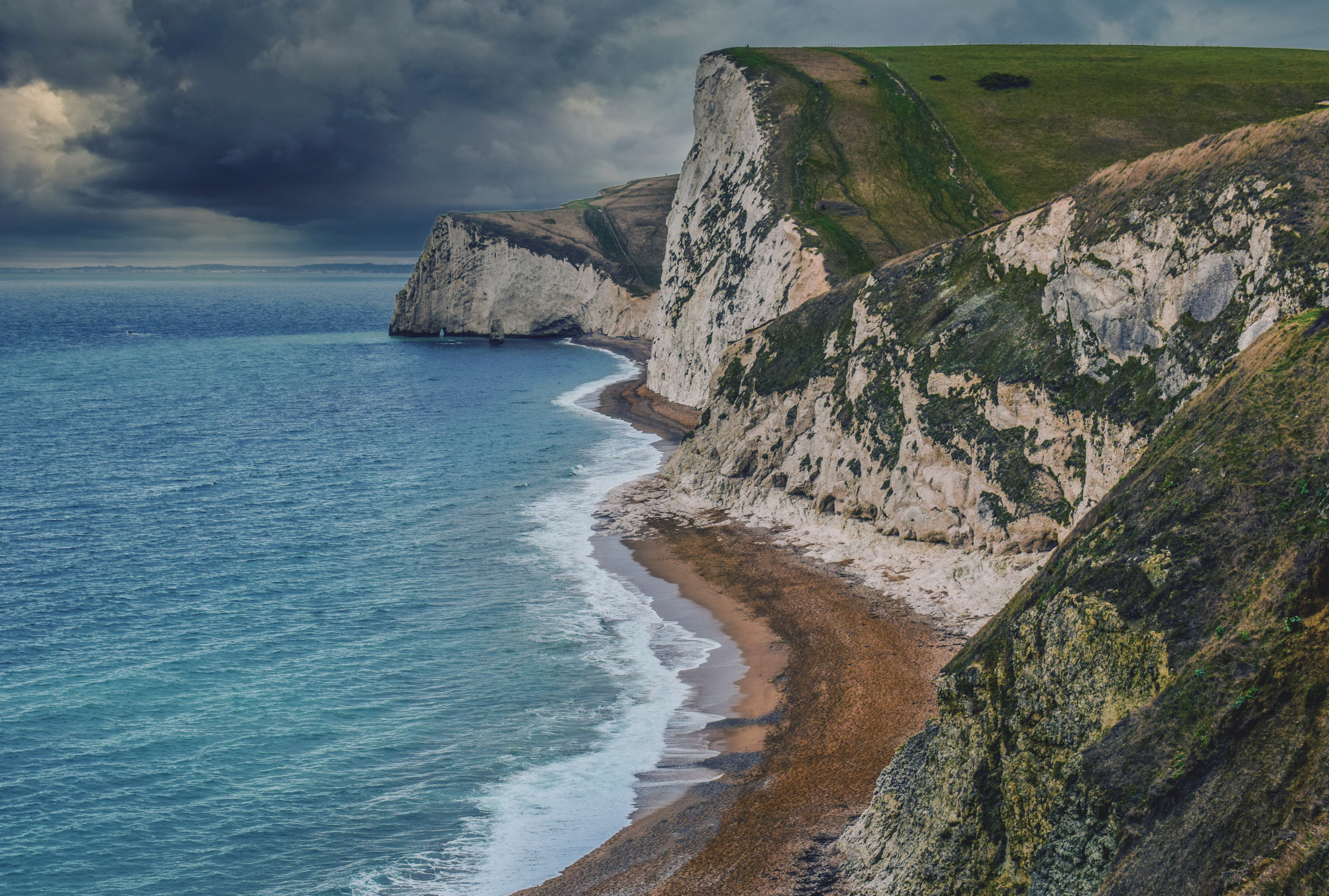 Crashing waves on the shoreline