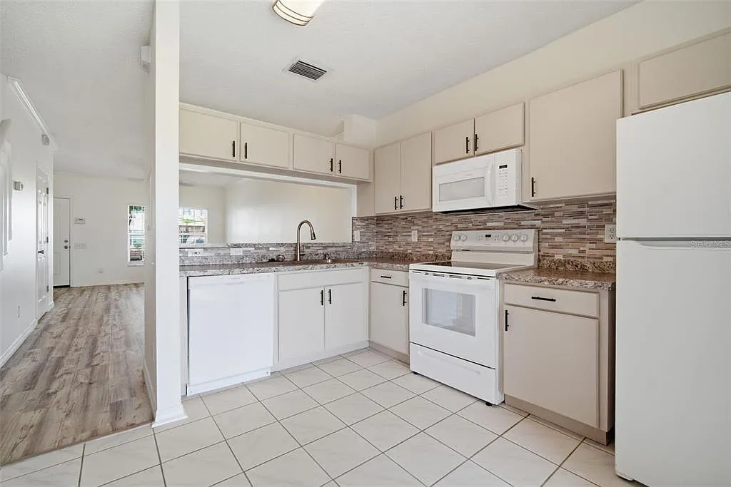 6229 Bayside Key Dr - Kitchen