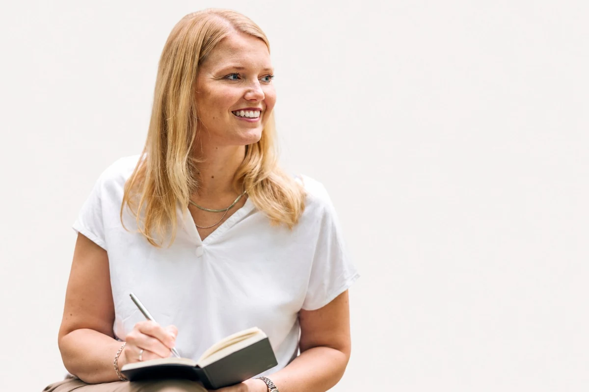 Viktoria Topp mit einem Notizbuch