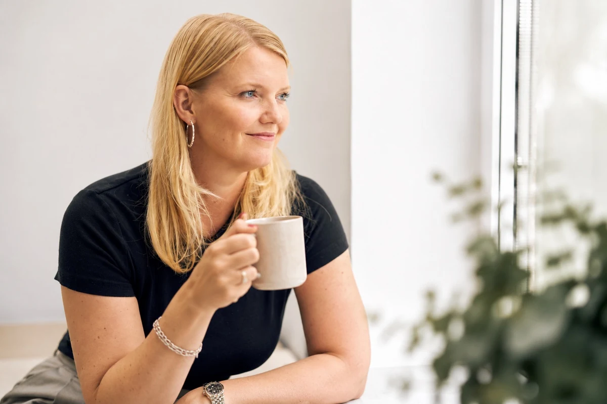Viktoria Topp mit einer Tasse Kaffee am Fenster