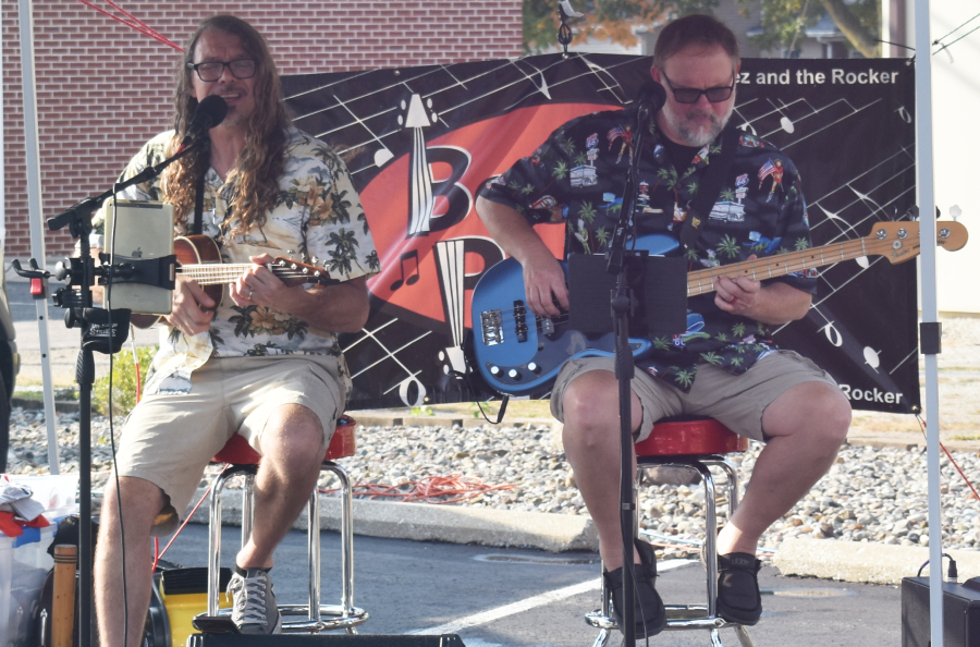 Beez
  and the Rocker — Live on the Patio