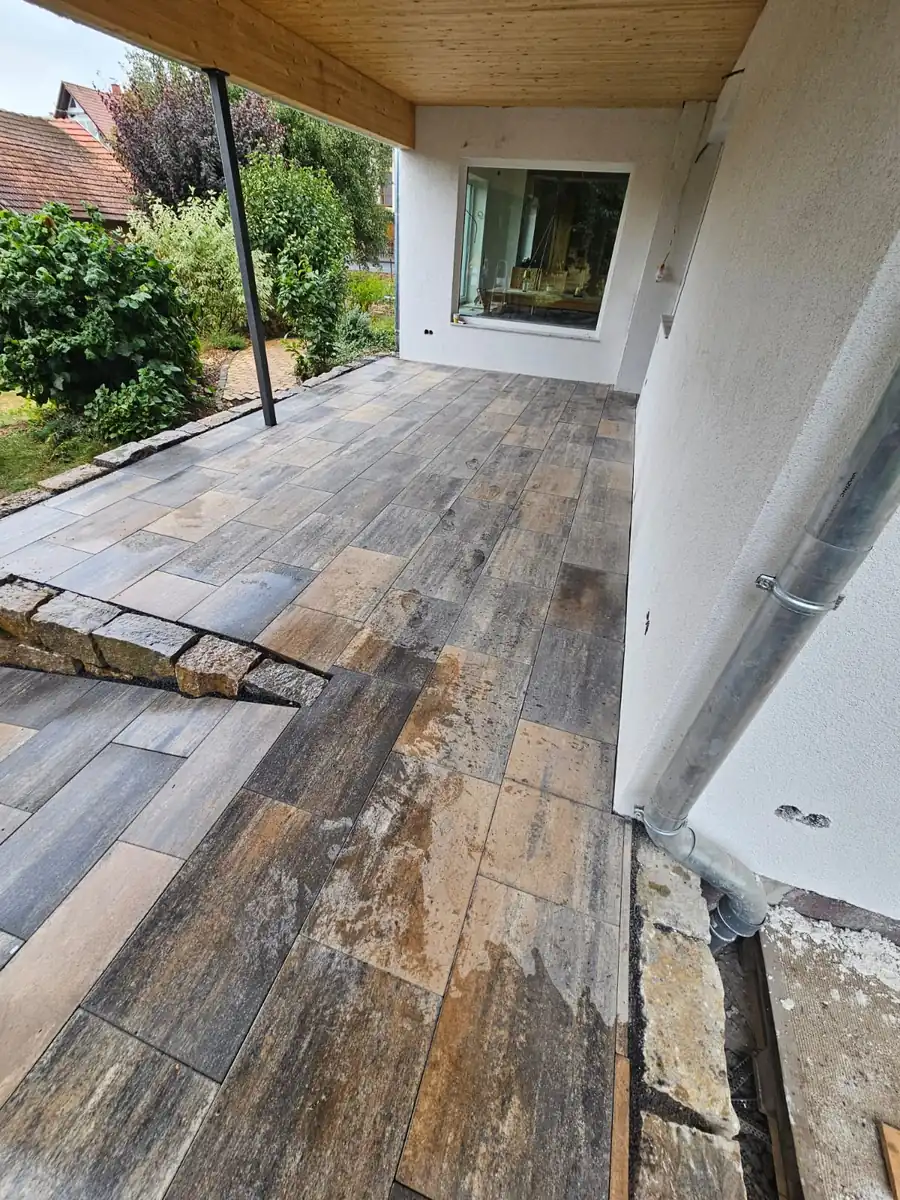 Terrasse in Holzoptik mit Natursteinkante