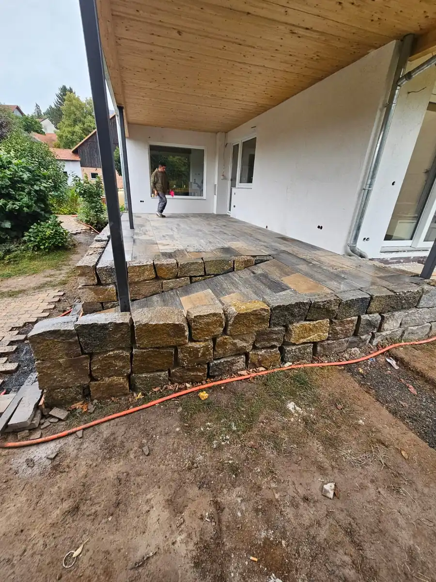 Natursteinmauer im Bau als Abfangung einer Terrasse