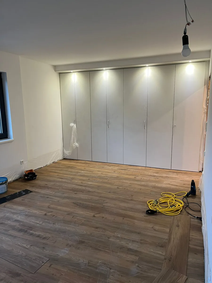 Fertig renovierter Wohnraum mit Einbauschrank und neuem Boden