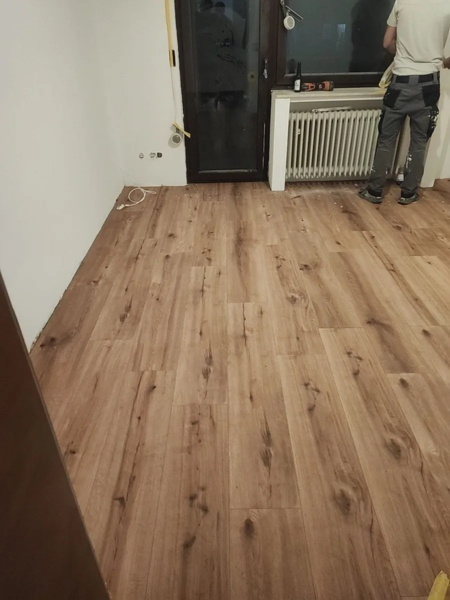 Fertig verlegter Vinylboden in Holzoptik