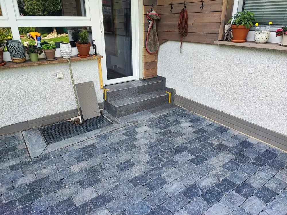 Terrassenfläche aus Pflastersteinen im Verband