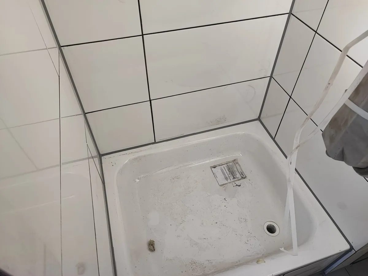 Fertig geflieste Dusche mit bodengleicher Duschwanne