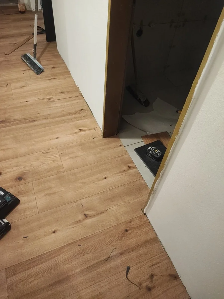 Neu verlegter Boden im Flur eines Wohnhauses
