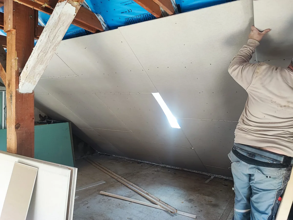 Trockenbauwand wird unter einer Dachschräge montiert