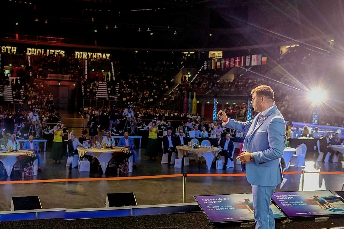Cristian Tuns pe scenă, în fața echipei