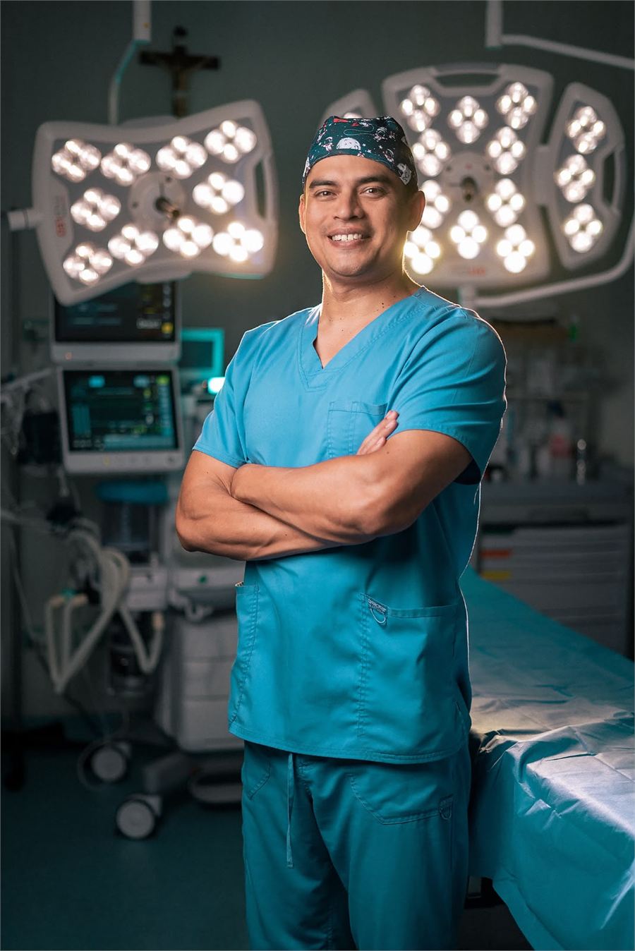 El Dr. Roberto Solari Díaz, cirujano bariátrico, en la sala de cirugía de la Clínica Solari.