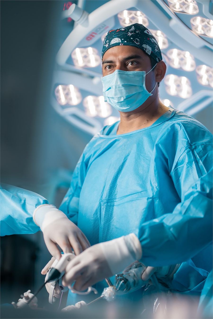 El Dr. Solari operando por laparoscopía en la sala de cirugía de su clínica.