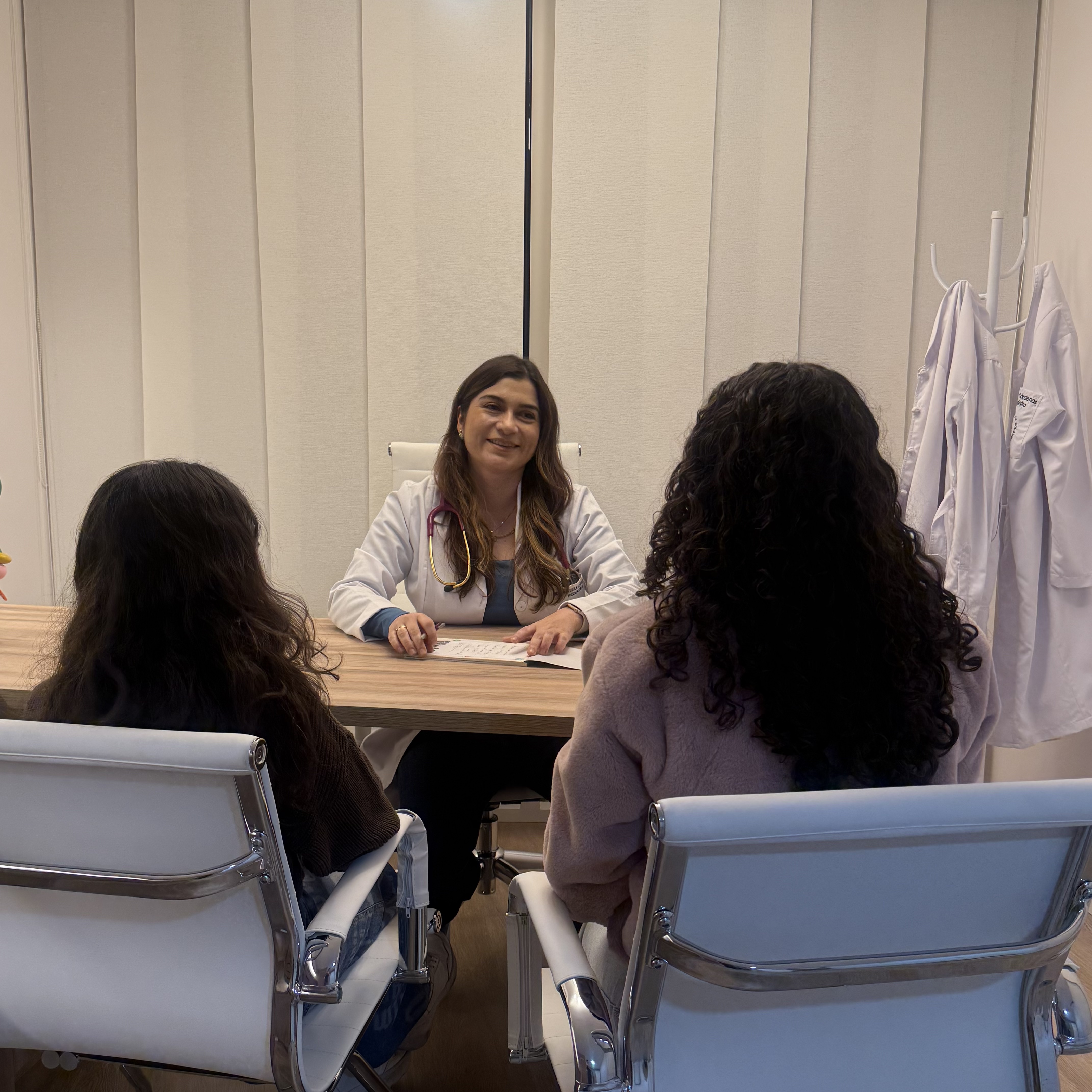 Orientación médica para padres en consulta pediátrica