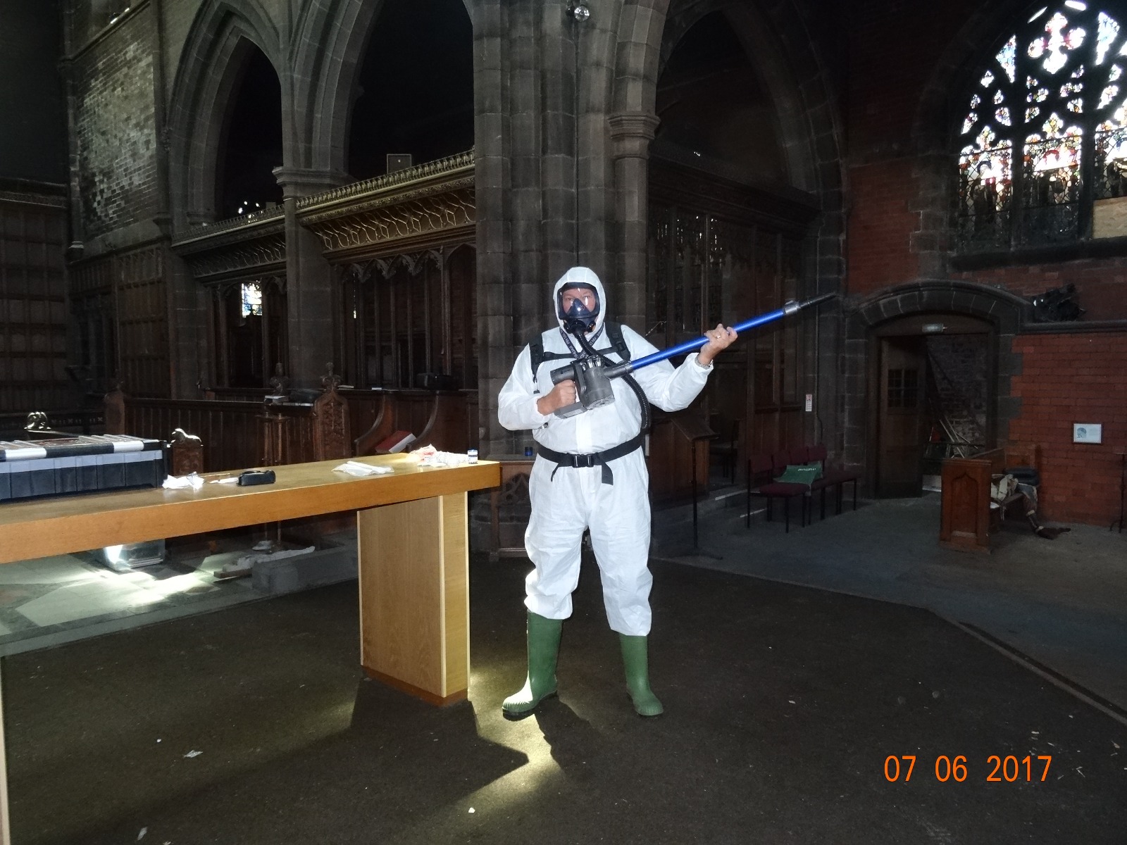 Jeff Charlton carrying out a forensic mould investigation on site