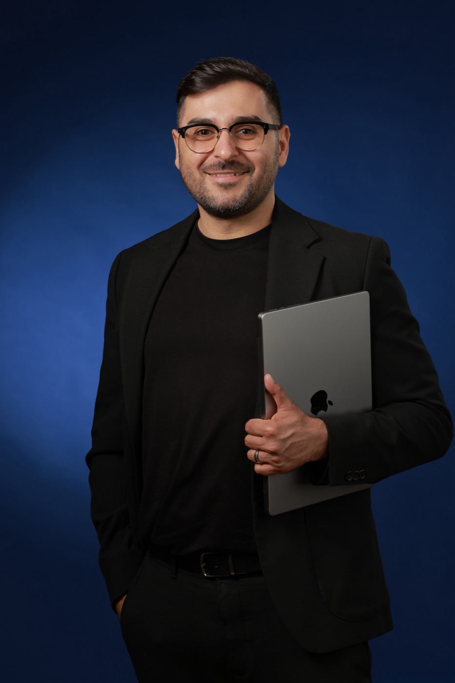 Adrian Puiu cu laptopul