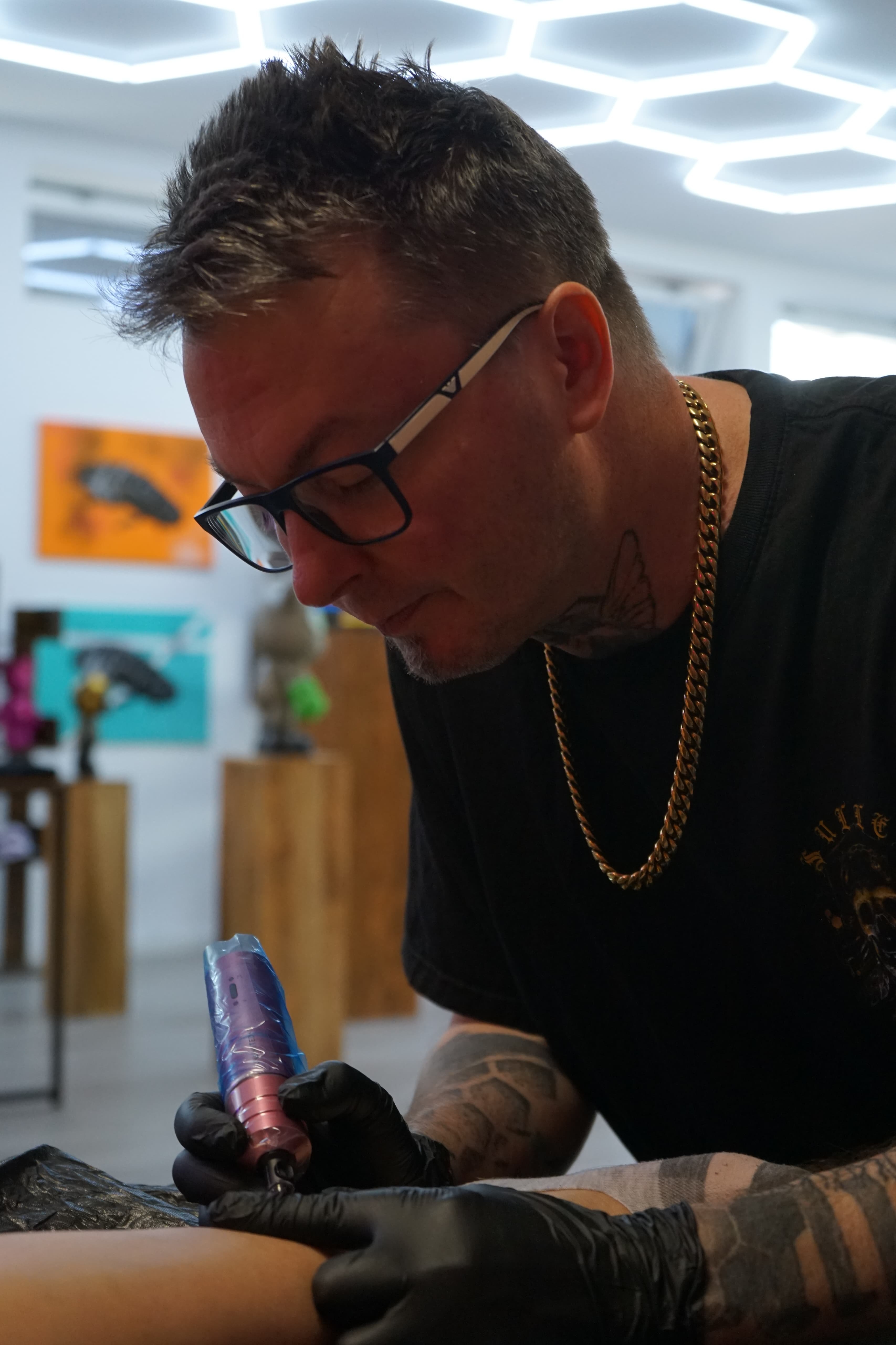Derek Entenmann, Gründer des Hive Tattoo Studio Salzburg, individuelles Tattoo- und Kunstdesign