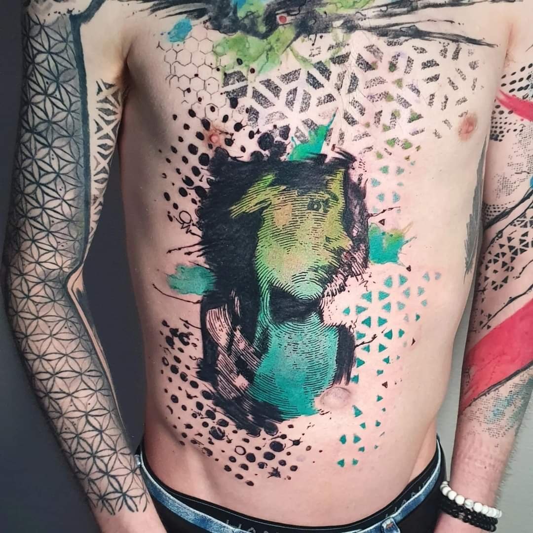 Individuelles Tattoo-Projekt von Derek Entenmann, Gründer des Hive Tattoo Studio Salzburg