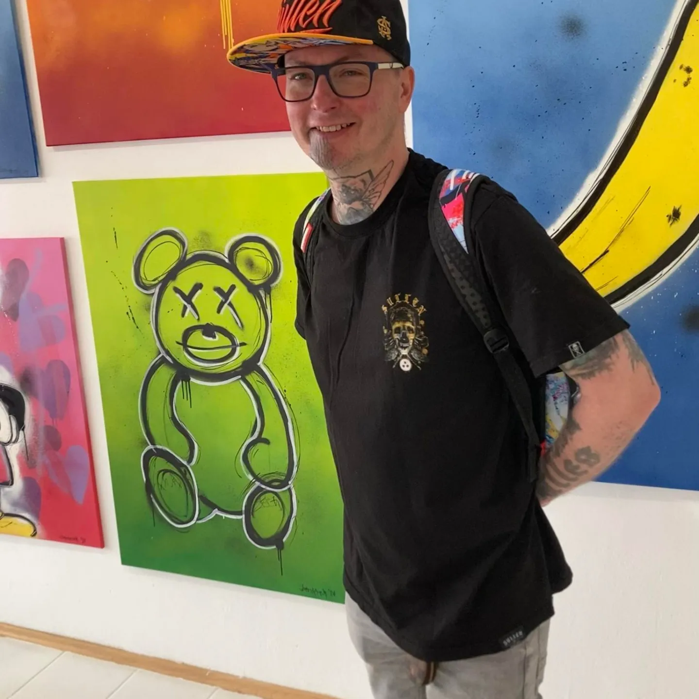 Derek Entenmann in seiner Kunstgalerie