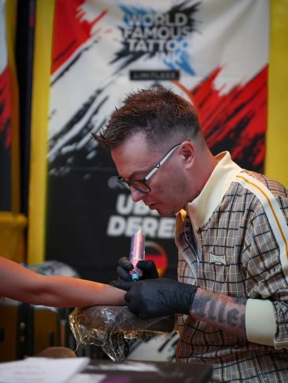 Derek Entenmann auf einer internationalen Tattoo-Convention