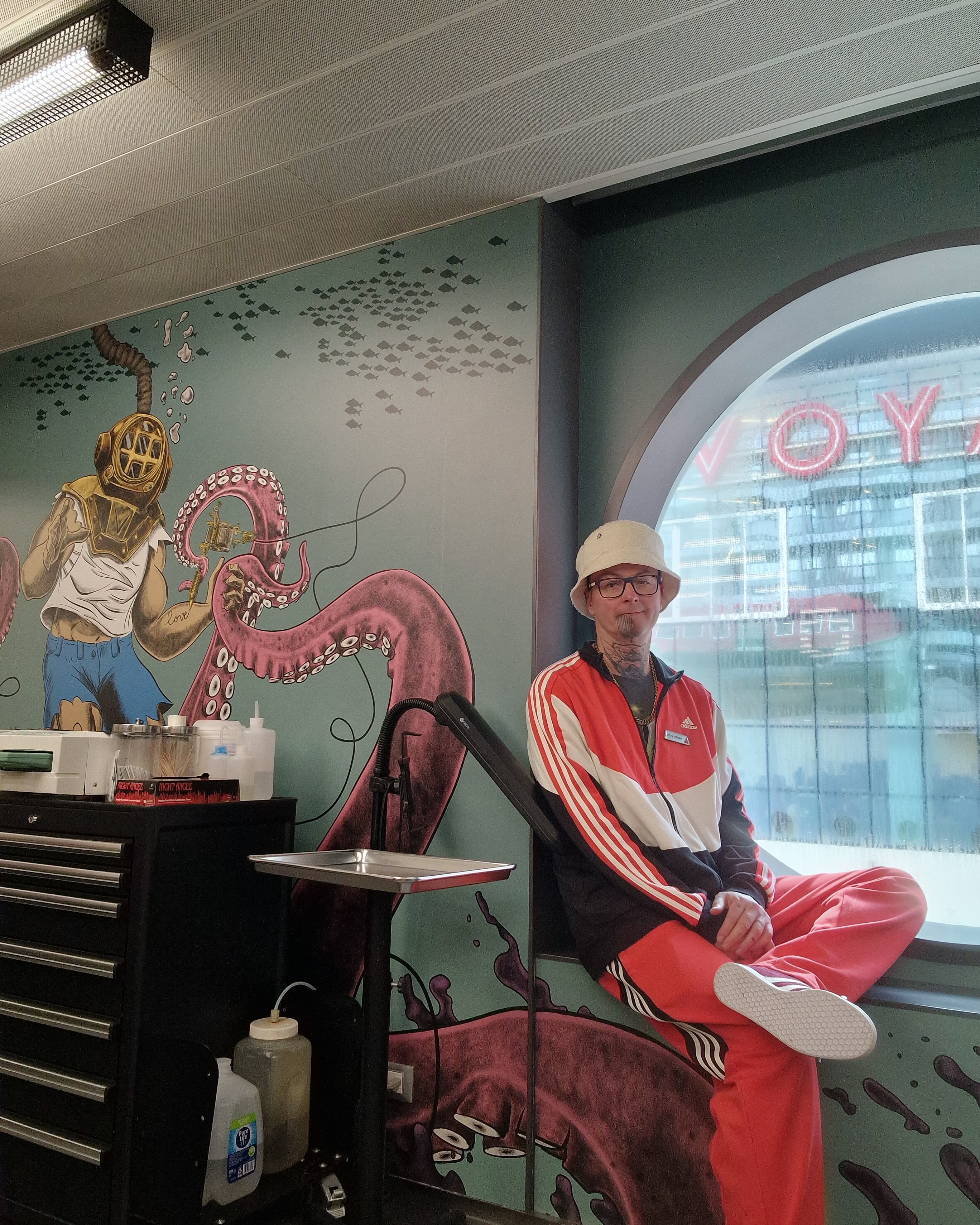 Derek Entenmann an Bord der Virgin Voyages bei Squid Ink