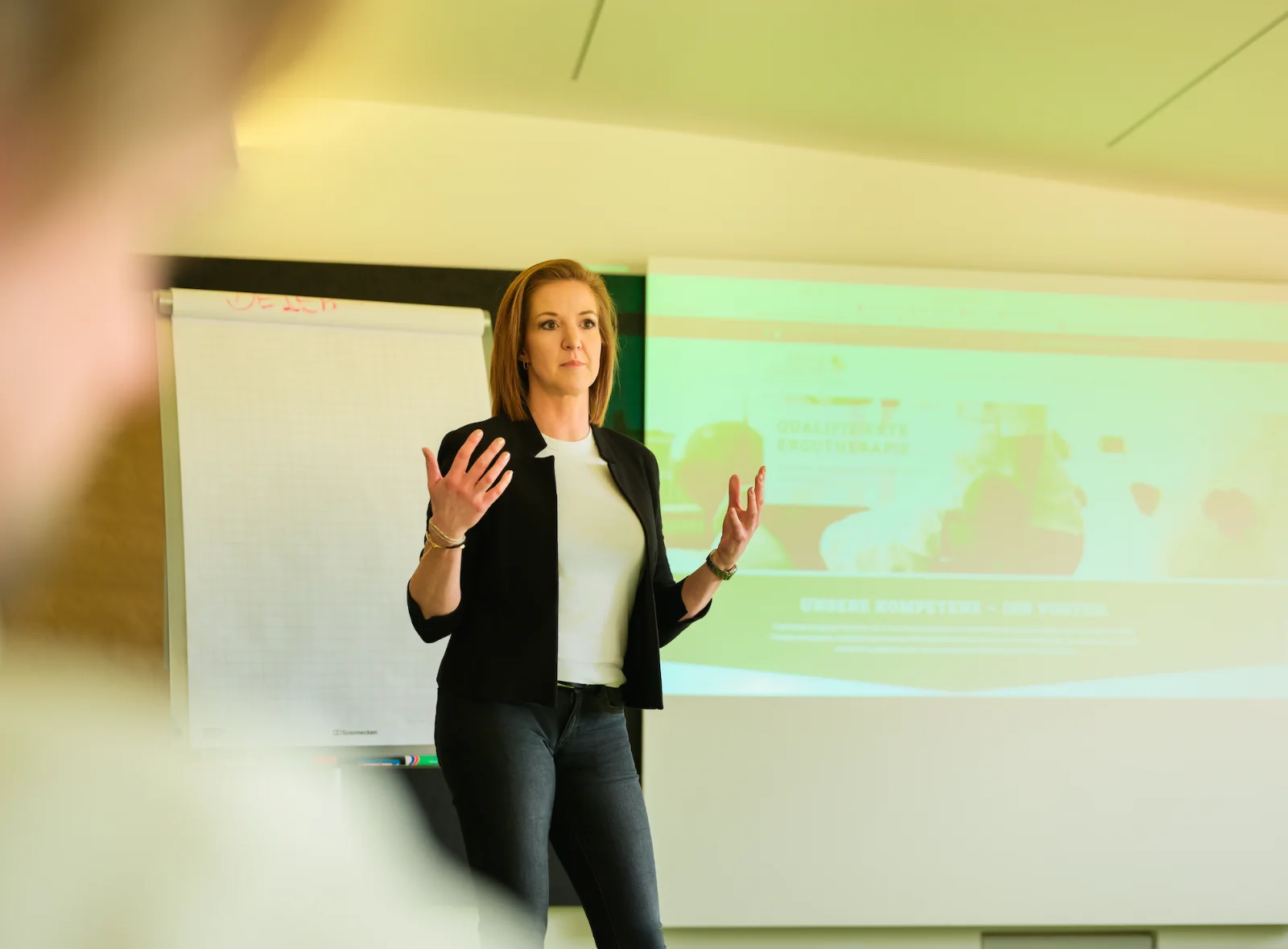 Anika Joswiak bei einem Vortrag