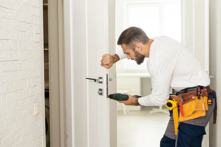 un hombre colocando una puerta de paso